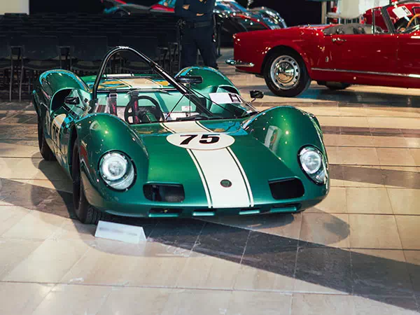Auto da corsa vintage verde con numero 75 esposta in mostra museale