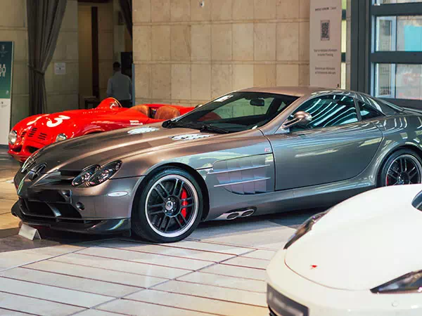 Collezione di auto d’epoca e sportive esposte in museo