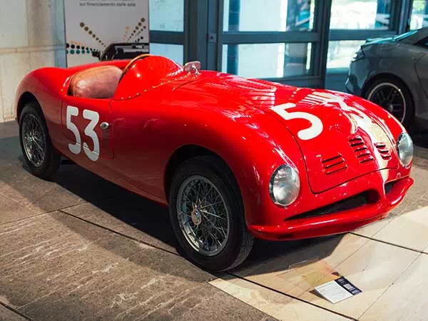 Auto da corsa vintage rossa con numero 53 esposta in museo