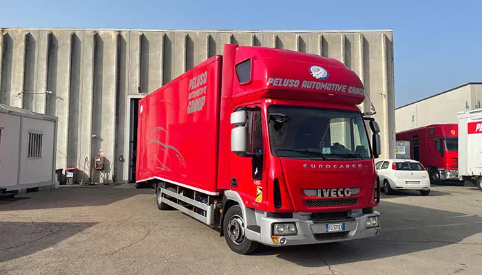 Camion-storico-per-il-trasporto-auto-di-Peluso-Automotive-Group