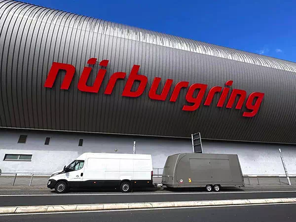 Consegna-e-spedizione-auto-di-lusso-carrello-coperto