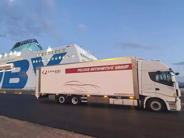 Trasporto-su-bisarche-coperte-per-auto-sportive