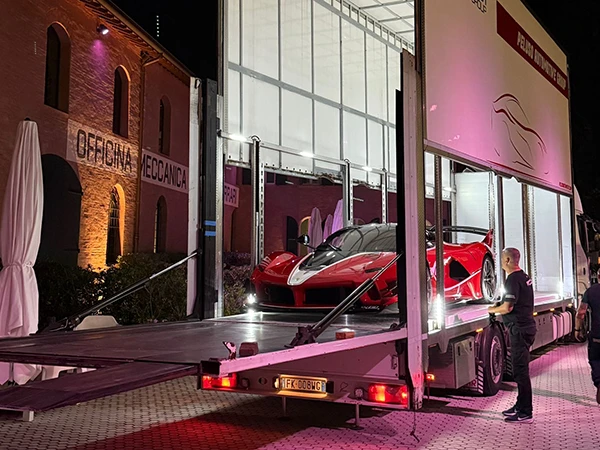 Auto-in-esposizione-in-museo-di-automobili-d-epoca-trasportate-da-peluso