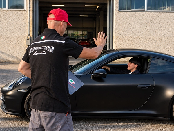 consegna-dell-auto-presso-la-sede-peluso